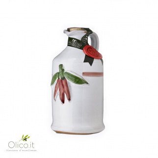 Handgemachter Keramiktopf mit nativem Olivenöl mit Chilischoten
